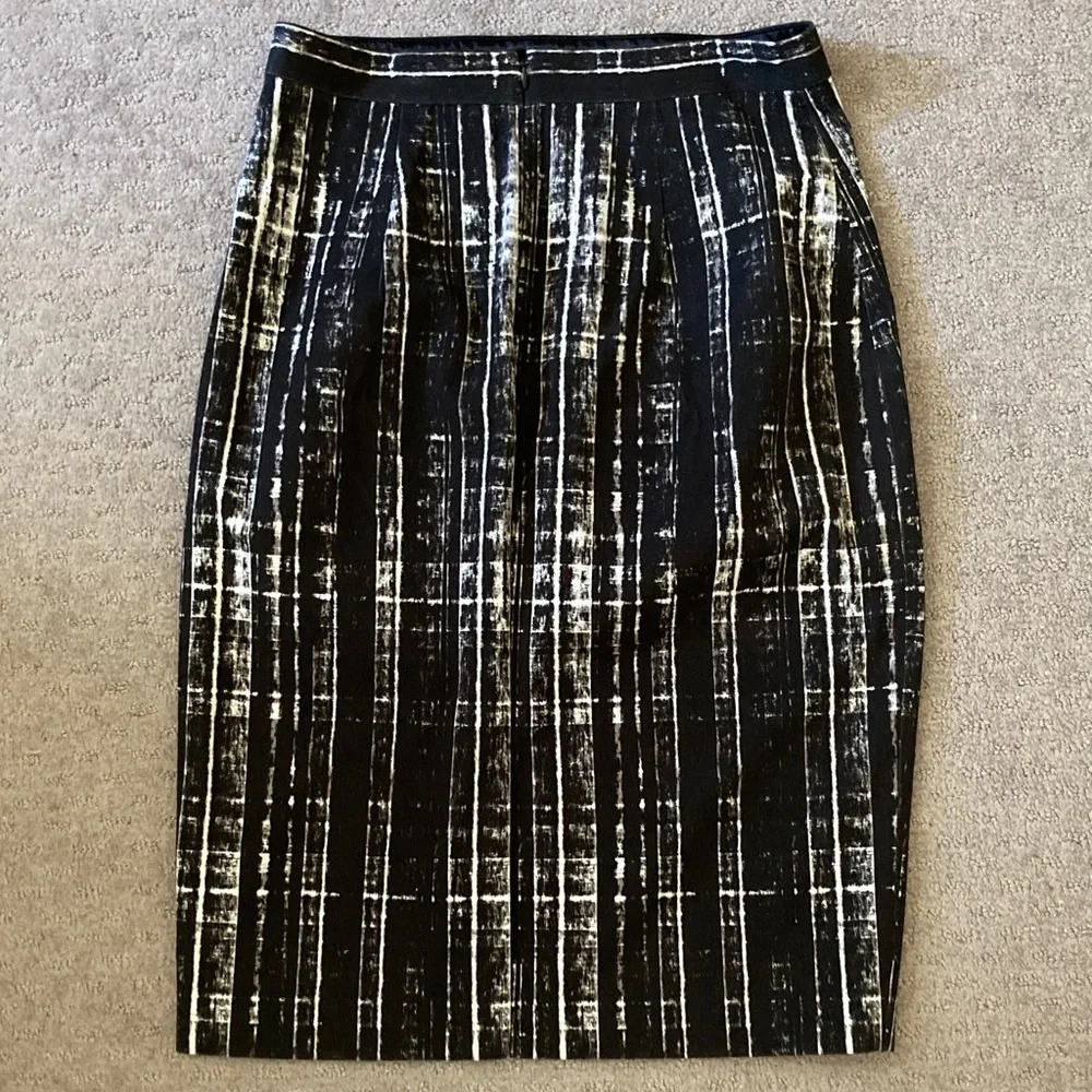 Banana Republic Black and White Pencil Skirt - Picture 2 of 8